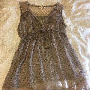 Adorable Floral Flowey Charming Charlie's Top Sz L